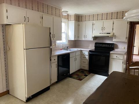 60 Crystal Brook Dr, Springfield, MA 01118 photo 2