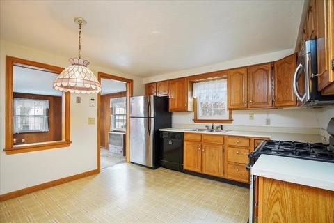 130 Harkness Ave, Springfield, MA 01118 photo 4