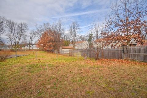142 Putnam Cir, Springfield, MA 01104 photo 9