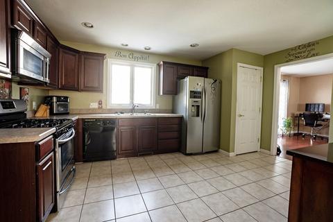 1562 Sumner Ave, Springfield, MA 01118 photo 1