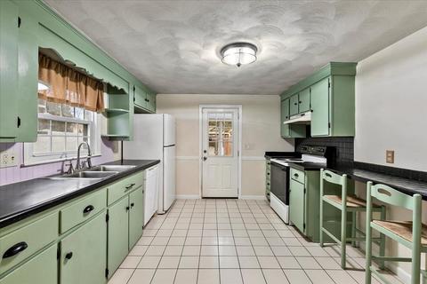 22 Lancaster St, Springfield, MA 01118 photo 5