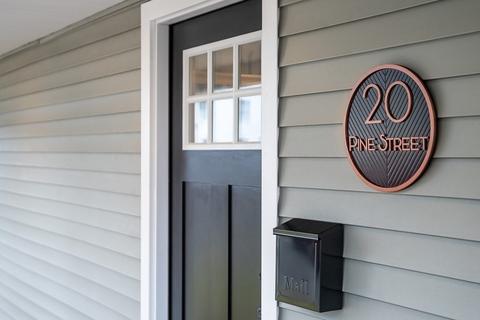 20 Pine St, Easthampton, MA 01027 photo 4