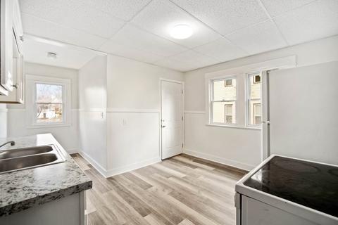 35 Dorne St, Springfield, MA 01105 photo 9