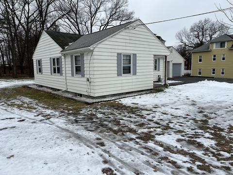 23 Smith St, Chicopee, MA 01020 photo 2
