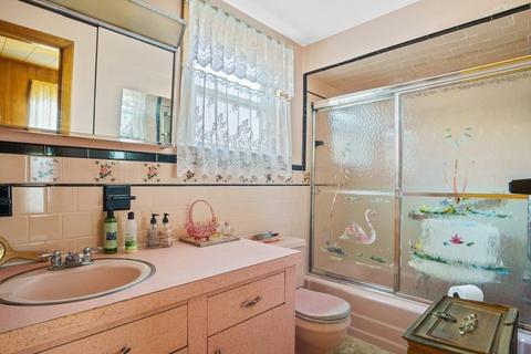 205 London St, Fall River, MA 02723 photo 5