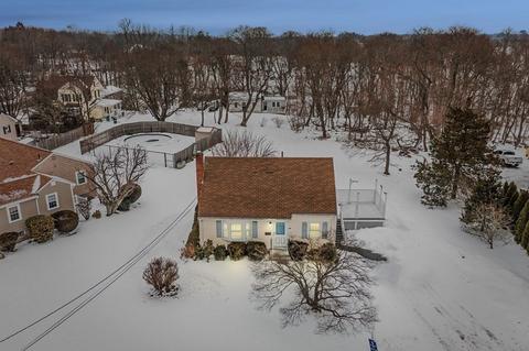 8 Newbridge St, Hingham, MA 02043 photo 3