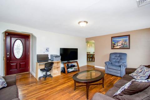 1105 Carew St, Springfield, MA 01104 photo 4