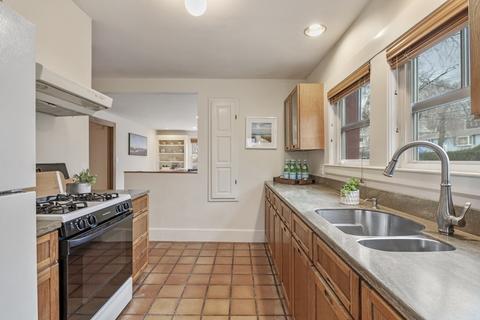 112 Jersey St, Marblehead, MA 01945 photo 9