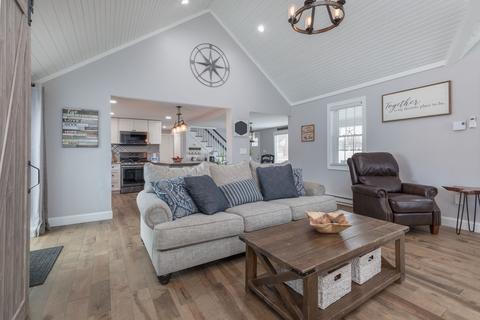17 Roosevelt Rd, Dedham, MA 02026 photo 2