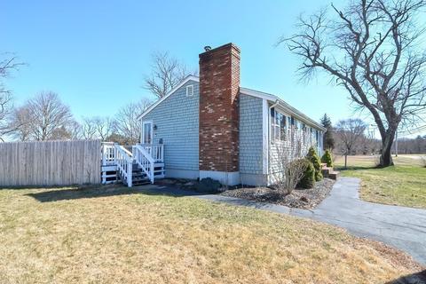 12 Locust St, Berkley, MA 02779 photo 3