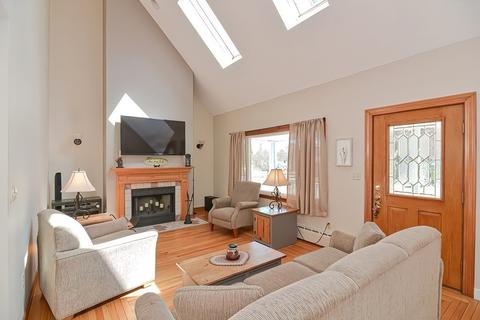 4 Peter St, Uxbridge, MA 01569 photo 5