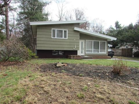 63 Senator St, Springfield, MA 01129 photo 2