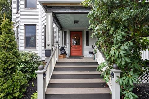 8 Smith St, Marblehead, MA 01945 photo 3