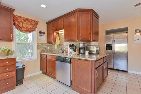 65 Pine St, Franklin, MA 02038 photo 5