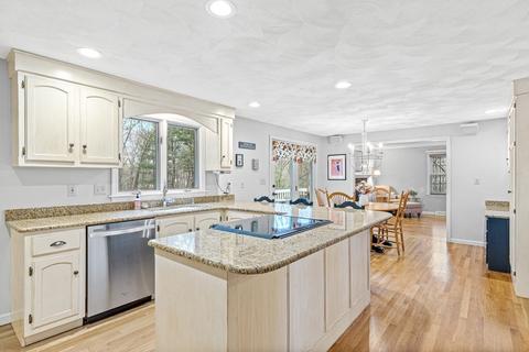 78 Ashley Pl, Reading, MA 01867 photo 6