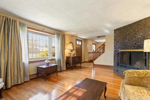 8 Wakefield St, Reading, MA 01867 photo 6
