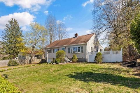 8 Wakefield St, Reading, MA 01867 photo 3