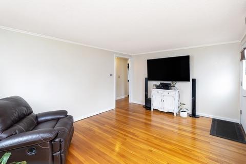 11 Watling St, Springfield, MA 01104 photo 8