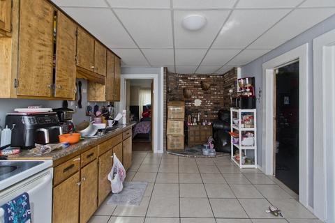 56 Florence St, Springfield, MA 01105 photo 4