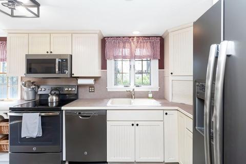 15 Maxwell Pl, Springfield, MA 01118 photo 9