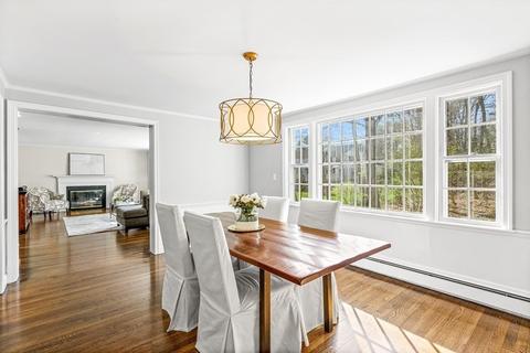 11 Trinity Ct, Wellesley, MA 02481 photo 3