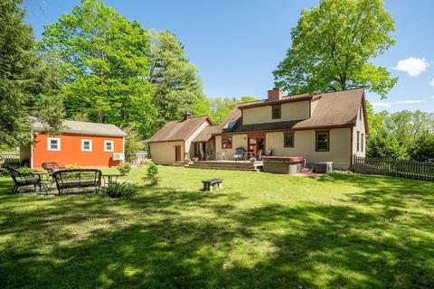 27 Dunphy Dr, Florence, MA 01062 photo 4