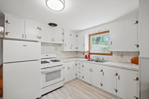 49 Exeter St, West Springfield, MA 01089 photo 8