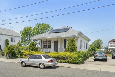 620 Hicks St, Fall River, MA 02724 photo 2