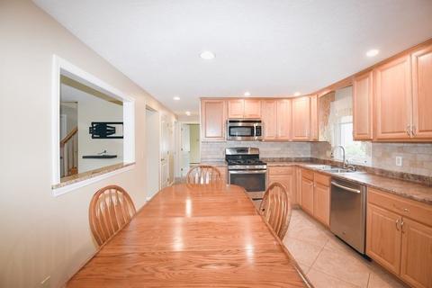 67 Athol St, Springfield, MA 01107 photo 9