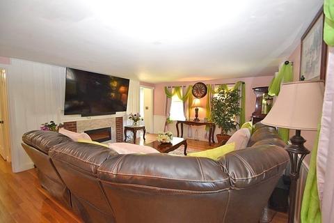 4 Maple Cir, Randolph, MA 02368 photo 7
