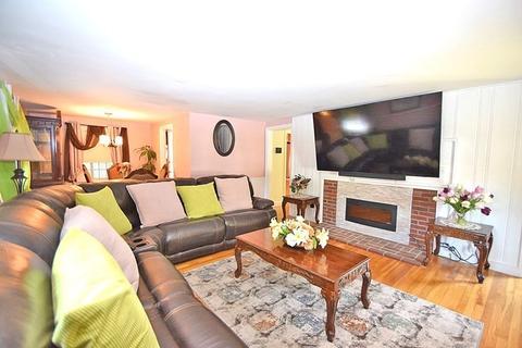 4 Maple Cir, Randolph, MA 02368 photo 4