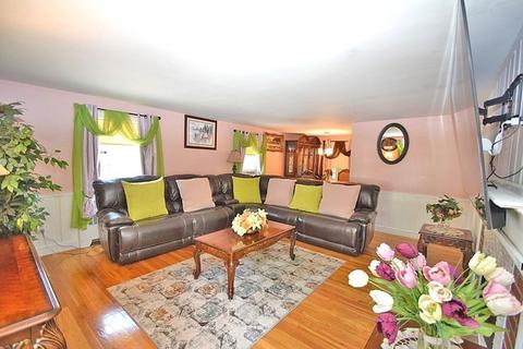 4 Maple Cir, Randolph, MA 02368 photo 3