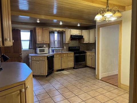 35 Earle St, Fall River, MA 02723 photo 4
