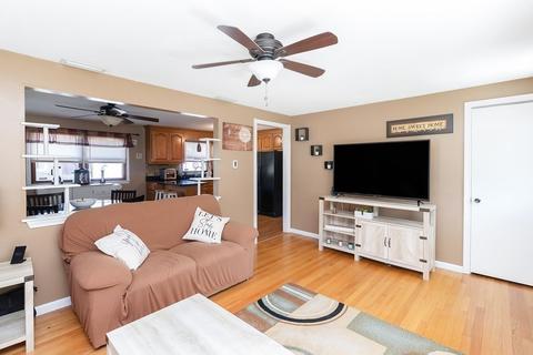 14 Perry St, Chicopee, MA 01013 photo 3