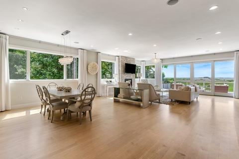 75 Beach St, Marblehead, MA 01945 photo 3
