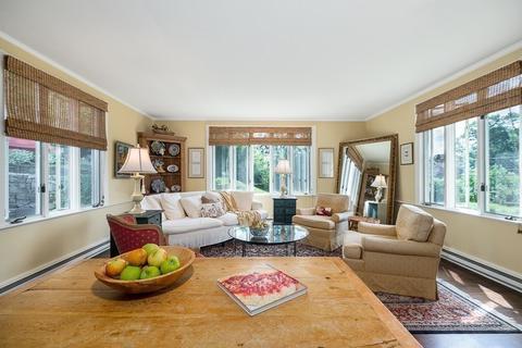 17 Leonard St, Gloucester, MA 01930 photo 2