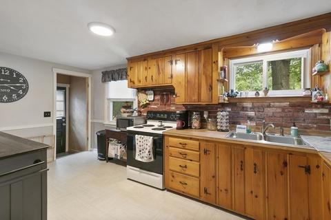 148 Regal St, Springfield, MA 01118 photo 8