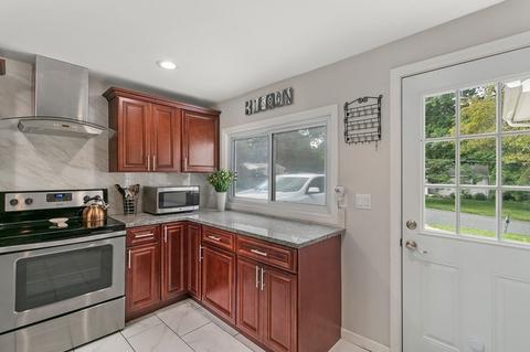 23 Hillside Dr, Springfield, MA 01118 photo 5