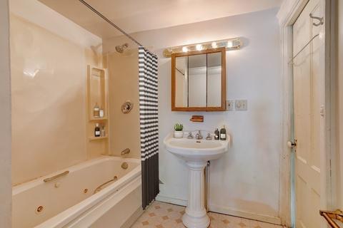 64 Buckingham St, Springfield, MA 01109 photo 8