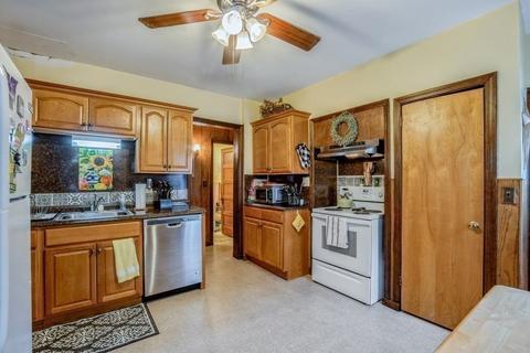 22 Monroe St, Chicopee, MA 01020 photo 4