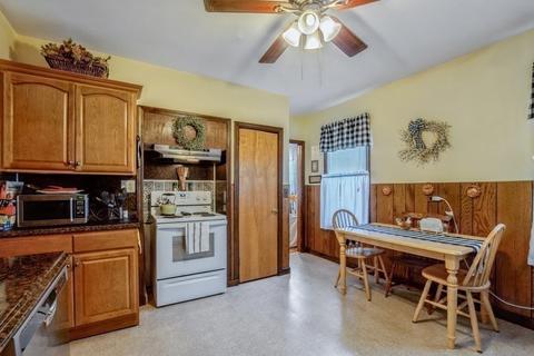 22 Monroe St, Chicopee, MA 01020 photo 9