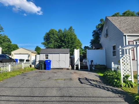 39 Redfern Dr, Springfield, MA 01109 photo 2