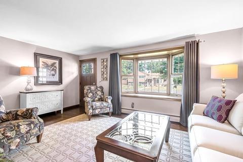 97 Garvey Dr, Springfield, MA 01109 photo 2