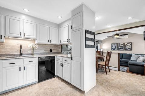 97 Garvey Dr, Springfield, MA 01109 photo 12