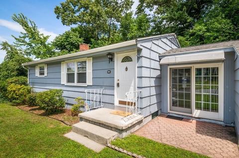 23 Plumtree Cir, Springfield, MA 01118 photo 2