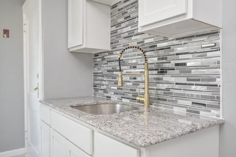 1392 Bay St, Springfield, MA 01109 photo 4