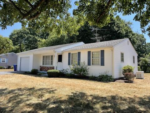 4 Colonial Dr, Warren, RI 02885 photo 1