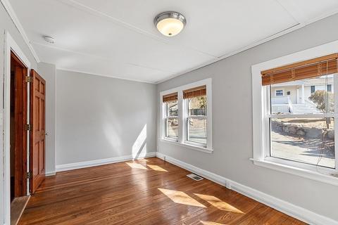 10 Traverse St, Gloucester, MA 01930 photo 5