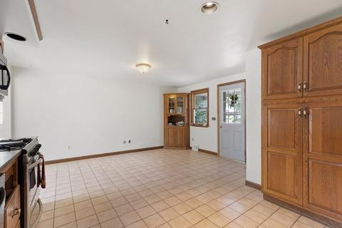 18 Squassick Rd, West Springfield, MA 01089 photo 9