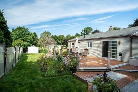 25 Butternut Cir, Springfield, MA 01128 photo 8